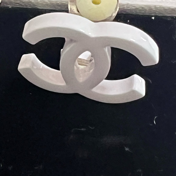 Authentic Preloved Vintage CHANEL Silver Plated CC Logos White Clip Earr… - Picture 3 of 8